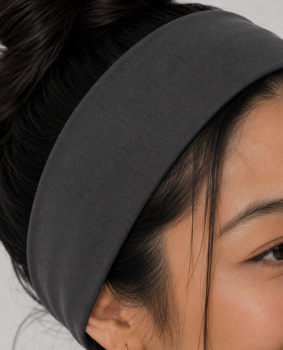 Wonderband non-slip headband in Graphite Gray