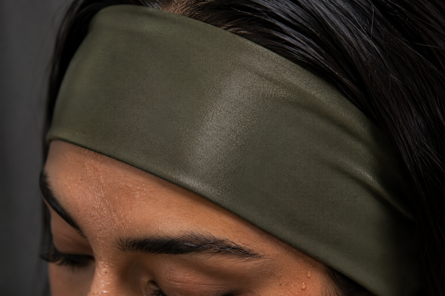 Wonderband non-slip headband in Olive Noir